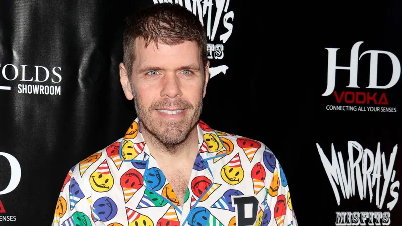 Bloguero Perez Hilton ya recuperó el habla tras brote donde SE AUTOLESIONÓ en transmisión de TikTok