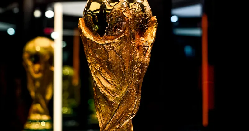Ciudad de México recibe la Copa del Mundial presionada por protestas, lluvias y obras a contrarreloj