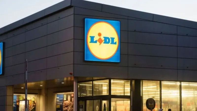 Lidl vende una regleta colgante con mosquetón por 16,99 euros para tener enchufes en alto