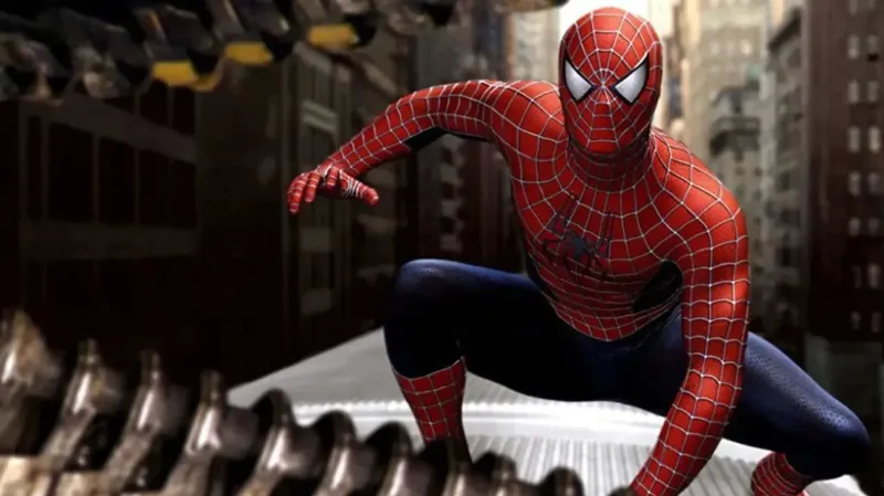 Pausa 'Spider-Man 2' en el minuto 20 y 43 segundos y fíjate bien detrás de Peter Parker