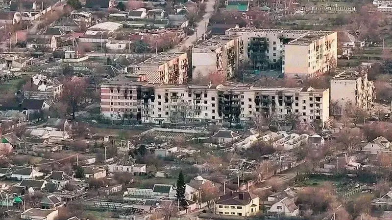 Anuncian alto el fuego bajo la mediación de Melania Trump en Alioshki, la ciudad bloqueada por Kiev