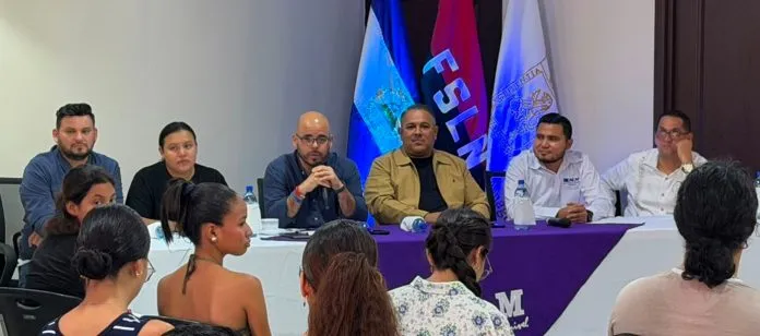 Comunicadores Sandinistas comparten herramientas de IA con estudiantes de la UdeM