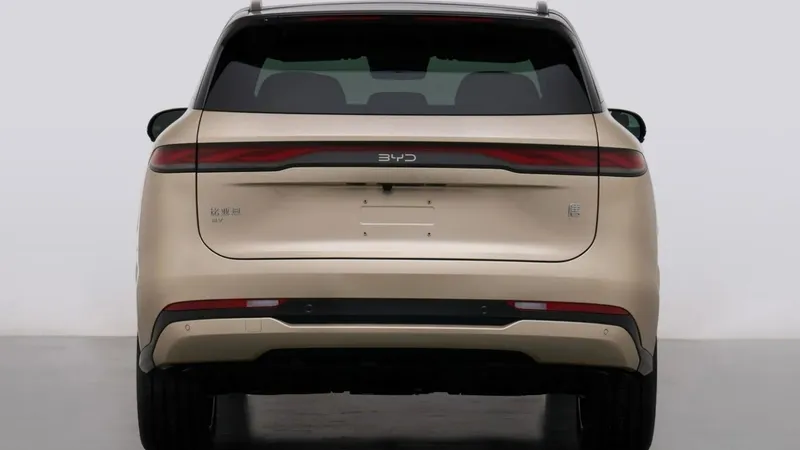 El nuevo BYD Tang eléctrico crece 145 mm, suma dos motores de 700 CV y alcanza 250 kilómetros por hora de velocidad punta