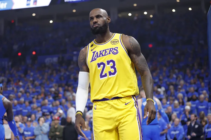 LeBron decide no revelar aún su próximo destino