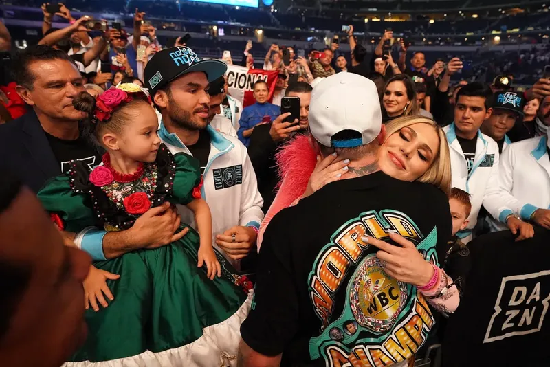 Canelo Álvarez recibe propuesta para pelear en el Estadio Azteca y emular a JC Chávez