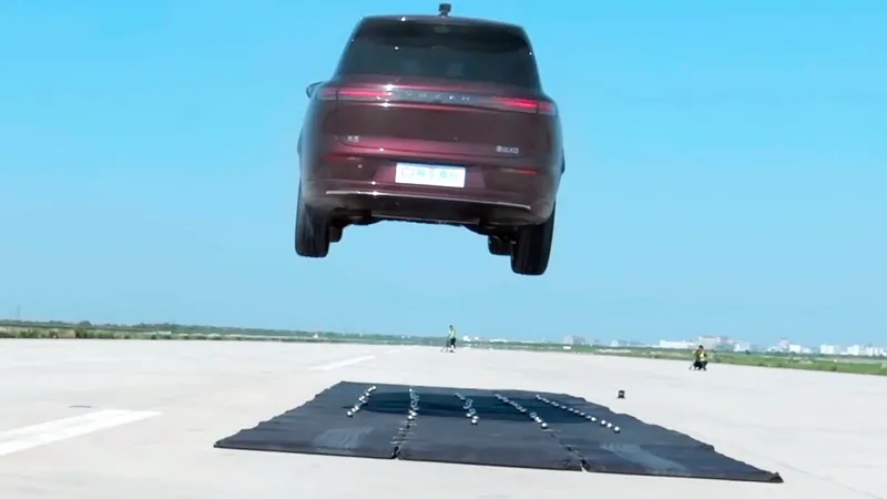 Aterriza con 23.000 kg de fuerza: el brutal salto de este SUV chino de 2.790 kg. ¿Cómo afectó a su batería?