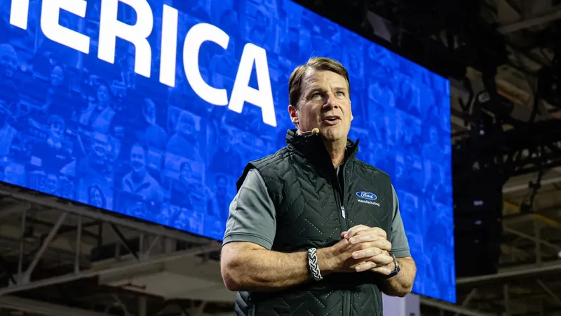 Tras vender parte de la fábrica de Valencia a Geely, el CEO de Ford, Jim Farley, pone en alerta a sus empleados ante la próxima amenaza
