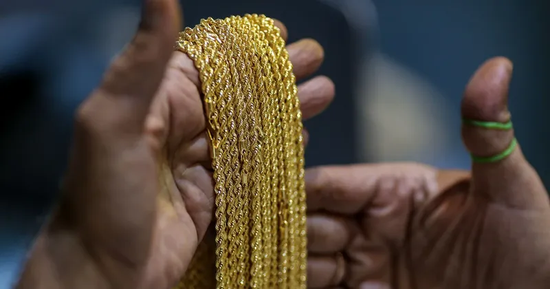 Oro cae hacia los US$4.000 por venta masiva en mercados globales y presión del dólar