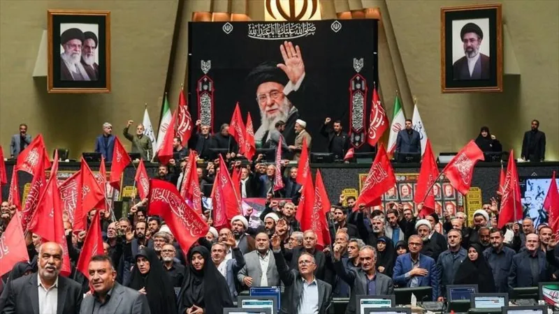 Parlamentarios iraníes exigen poner fin al memorando con EEUU y vengar al Líder mártir
