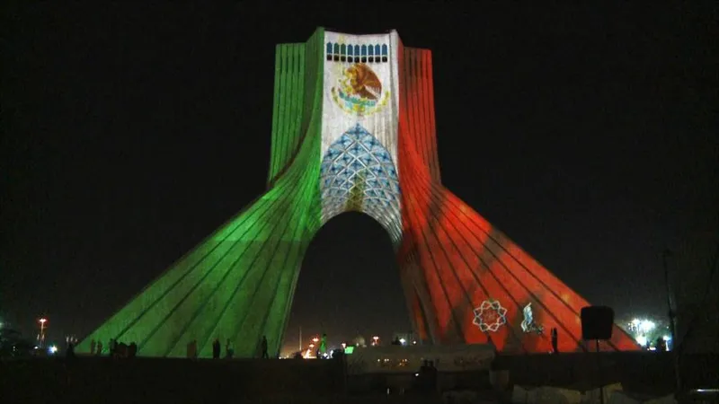 Fotos: Torre Azadi de Teherán se ilumina con los colores de la bandera de México