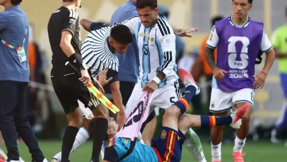 FIFA castiga con diez partidos a Paredes y multa a Argentina por la pancarta sobre Malvinas