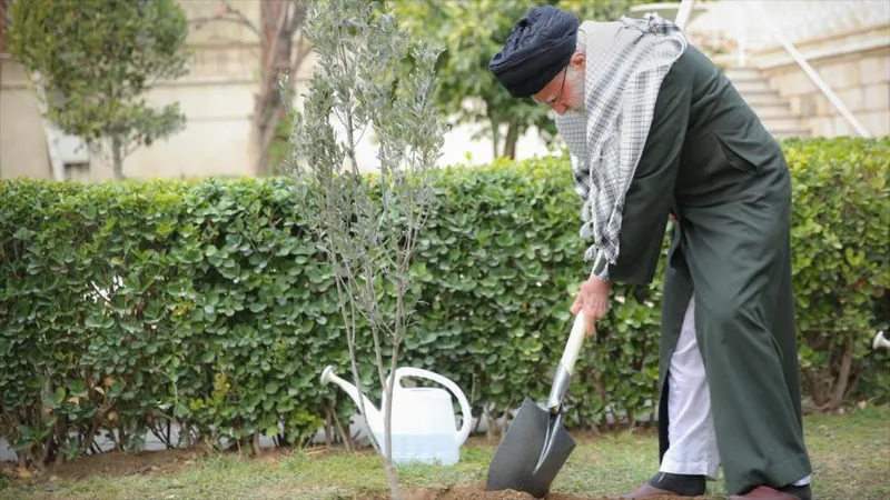 Fotos: Ayatolá Jamenei promovió la protección ambiental; plantaba árboles