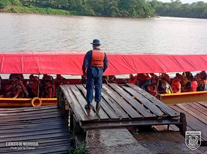 Fuerza Naval protege y revisa flota pesquera en puertos del país