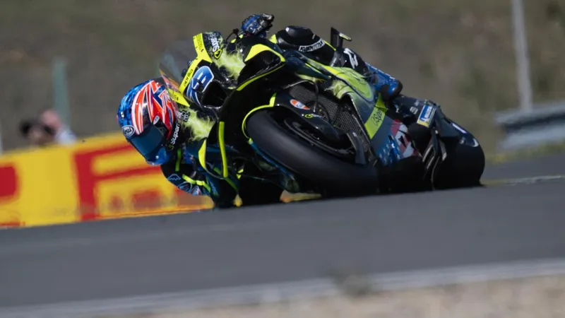 Ogura sigue en modo sorpresa y suma su primera en Brno y Marc Márquez, solo 5º