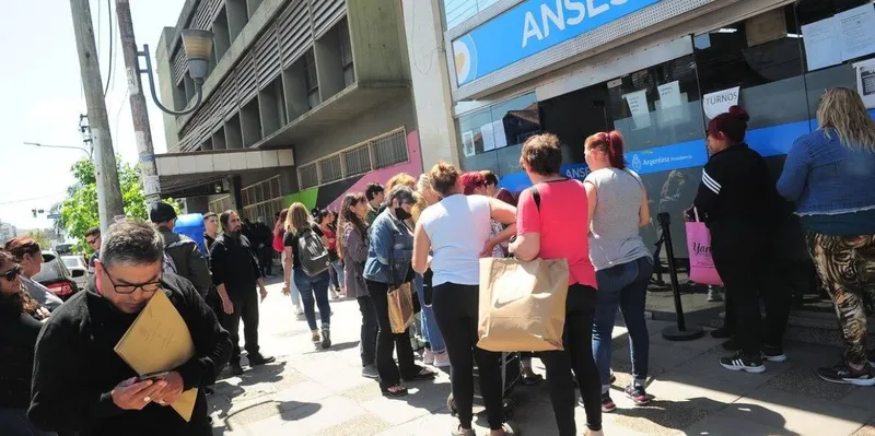 Argentina enfrenta una nueva ola de despidos y crece la informalidad laboral