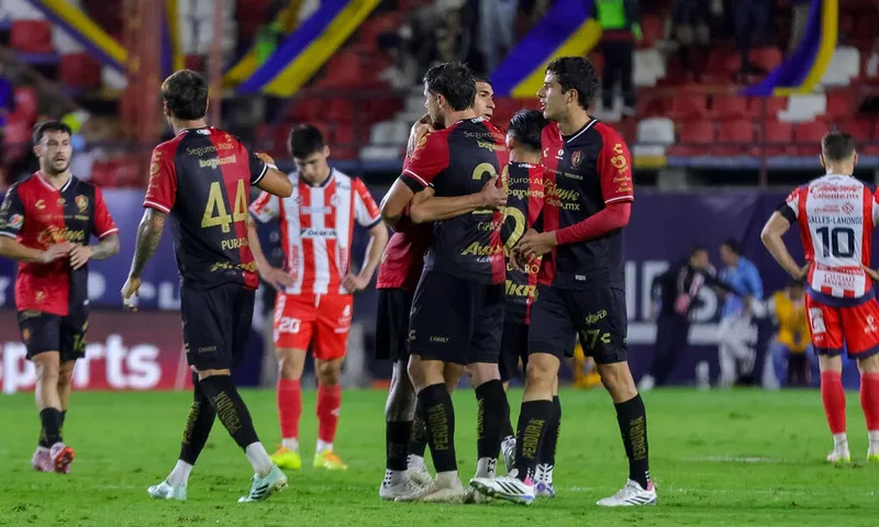 El Atlas de Hernán Crespo no se separa de la cima