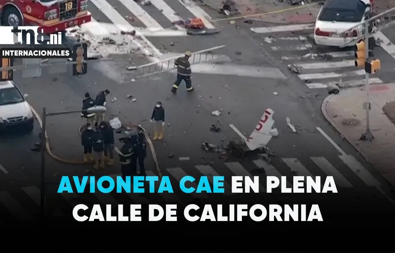Avioneta cae en una transitada calle de California