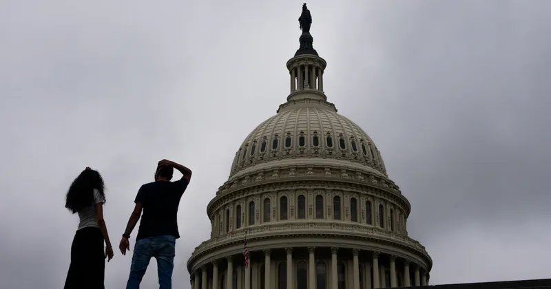 Trump condiciona renovación de los poderes de espionaje a ley de identificación de votantes