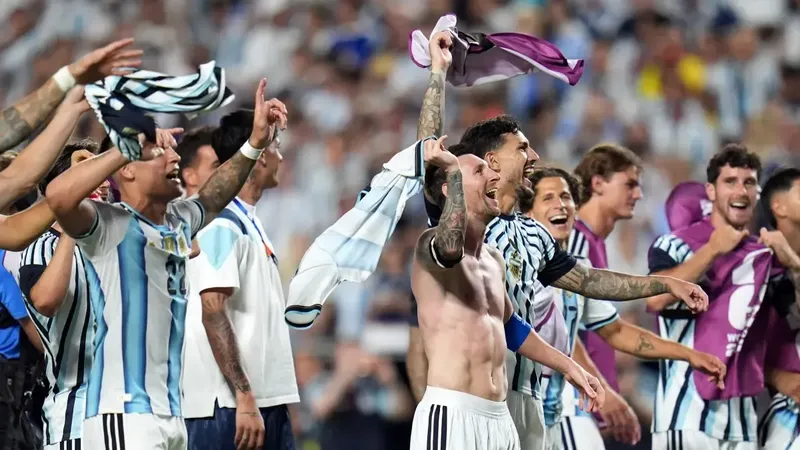 Messi canta con sus compañeros: "El que no salta es un inglés…"