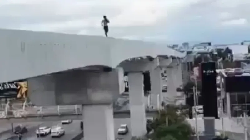 La arriesgada carrera de un hombre sobre las vías elevadas de un monorriel (VIDEO)