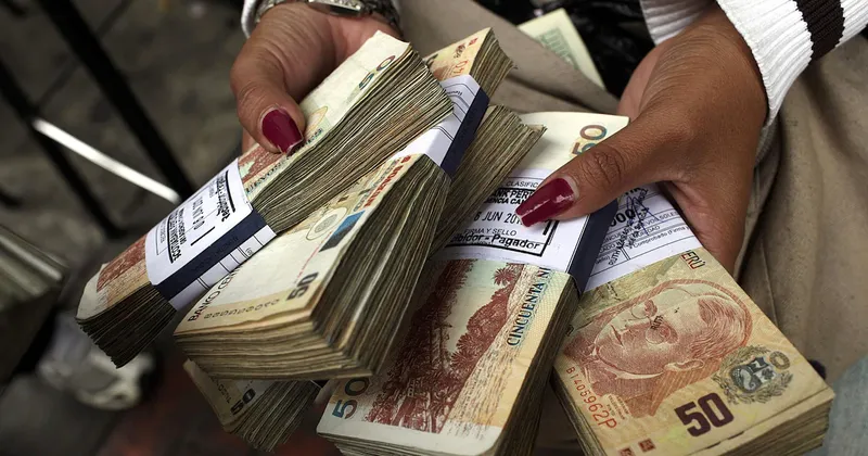 Perú enfrenta una elección polarizada, pero UBS mantiene confianza en el sol