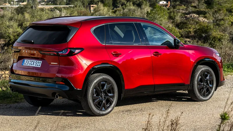 Mazda lanza un 'dardo' envenenado a los coches híbridos y dice tener la solución al gran problema