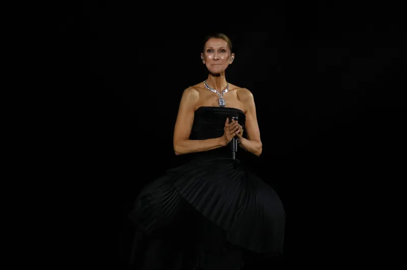 Céline Dion sorprendió bailando y cantando sobre un auto en París