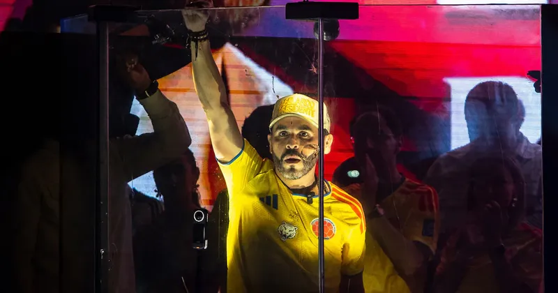 La camiseta de la Selección Colombia polariza aún más la disputa entre De la Espriella y Cepeda