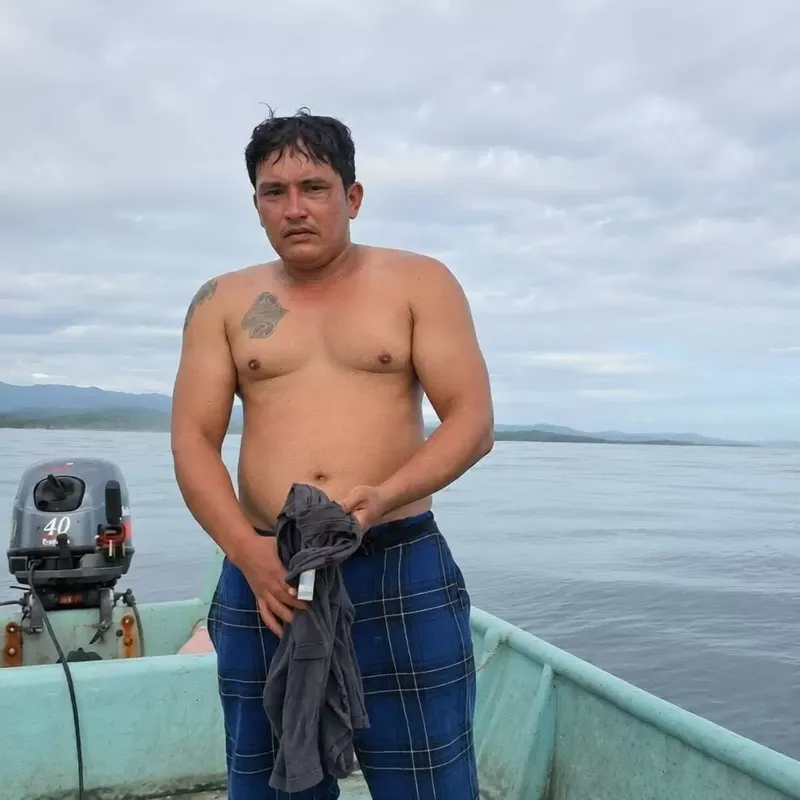 Rescatan con vida a nicaragüense desaparecido tras naufragio en playa costarricense