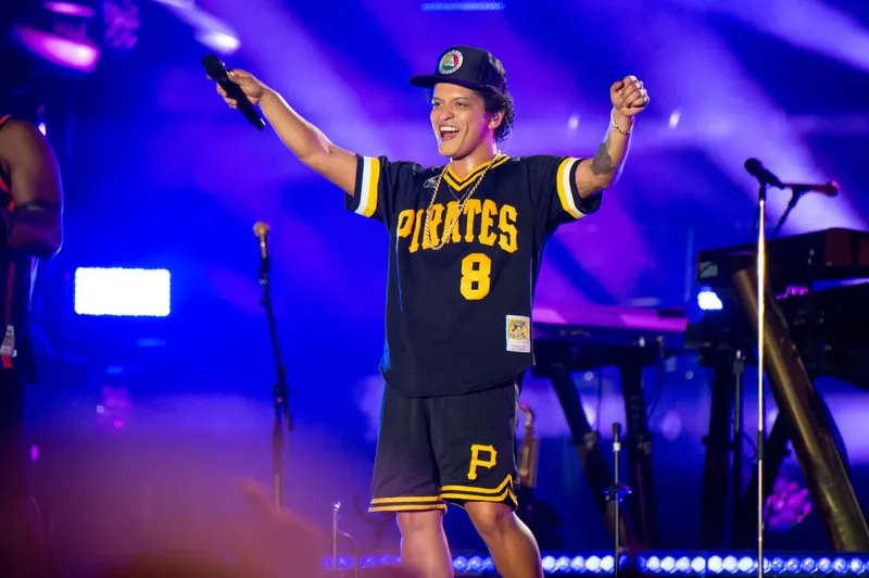 Bruno Mars se muestra “celoso” tras el show de Karol G y Drake