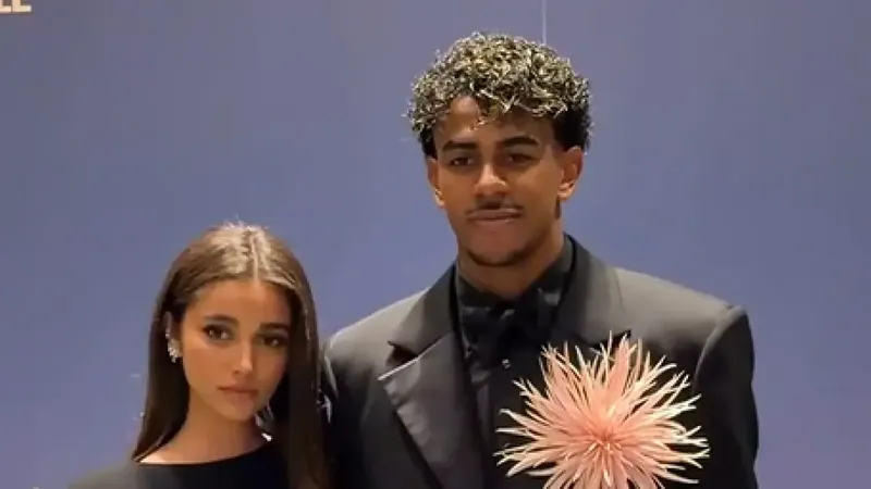 Atrevido look de Lamine Yamal en la gala del Balón de Oro