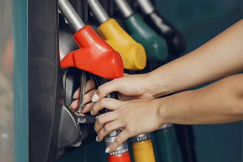 Sin chips, ni sensores, ni software: hace 80 años alguien puso un agujero en las mangueras que ha ahorrado millones de litros de gasolina