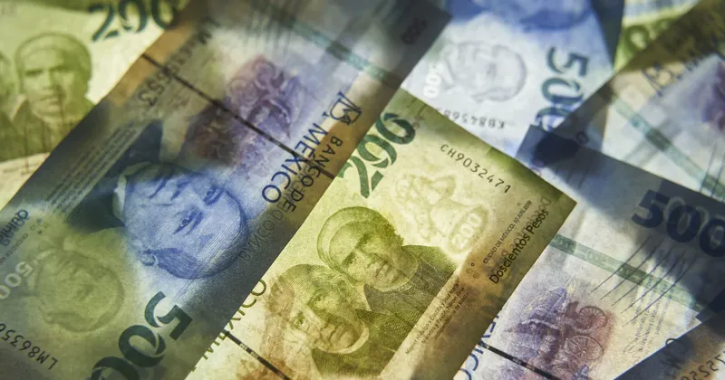 Peso mexicano cae con fuerza ante el dólar y encabeza pérdidas entre monedas emergentes