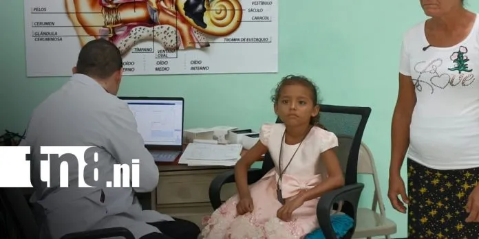 Valeria celebra sus 7 años escuchando mejor gracias a una prótesis auditiva