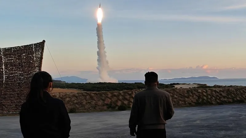 FOTOS: La RPDC prueba un misil estratégico bajo supervisión de Kim Jong-un