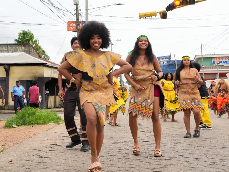 Bilwi estalla en música, color y tradición con festival de trajes originales del folklore