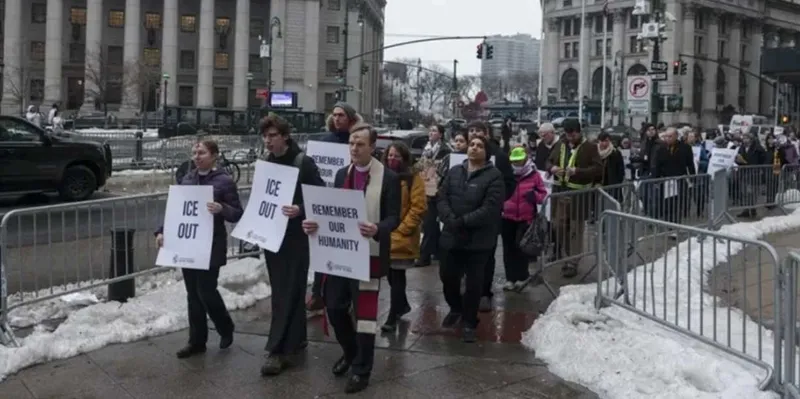 Nueva York bajo fuego por denuncias de tratos inhumanos a migrantes
