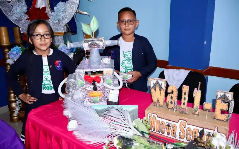 Estudiantes de primaria presentan EcoRobots que combinan tecnología, creatividad y reciclaje