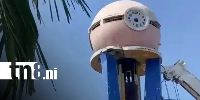 Adiós a un símbolo histórico: retiran la Torre del Centenario del parque central de...