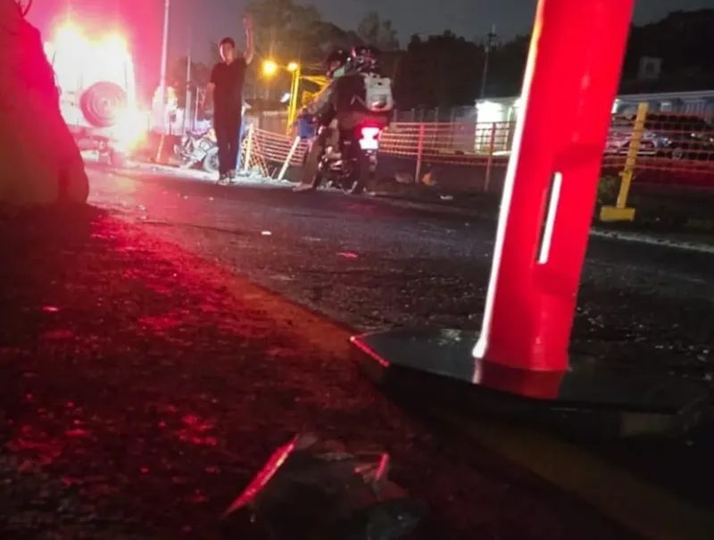 Motociclista resulta lesionado al accidentarse en Rotonda El Periodista