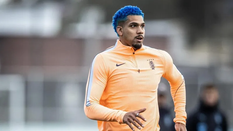 Tratamiento exprés de Araujo en Barcelona: el Mundial no peligra