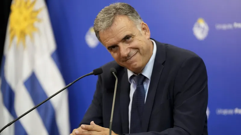 ¿Qué factores han provocado la caída de la popularidad del presidente Yamandú Orsi en Uruguay?