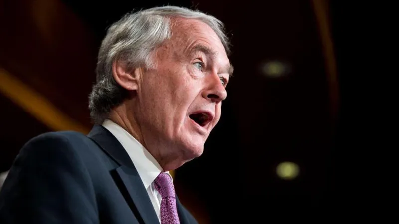 Senador de EEUU exige cortar fondos para la guerra de Trump contra Irán