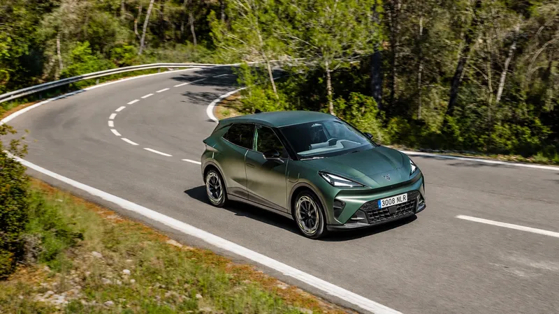 Ágil, divertido y dinámico: probamos el Raval VZ, la versión más deportiva del nuevo coche eléctrico de Cupra con 226 CV