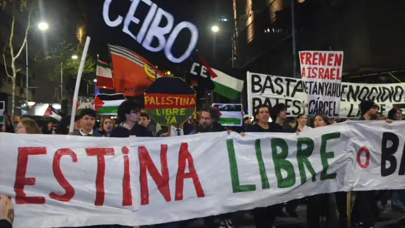 Miles de uruguayos marchan en solidaridad con el pueblo palestino
