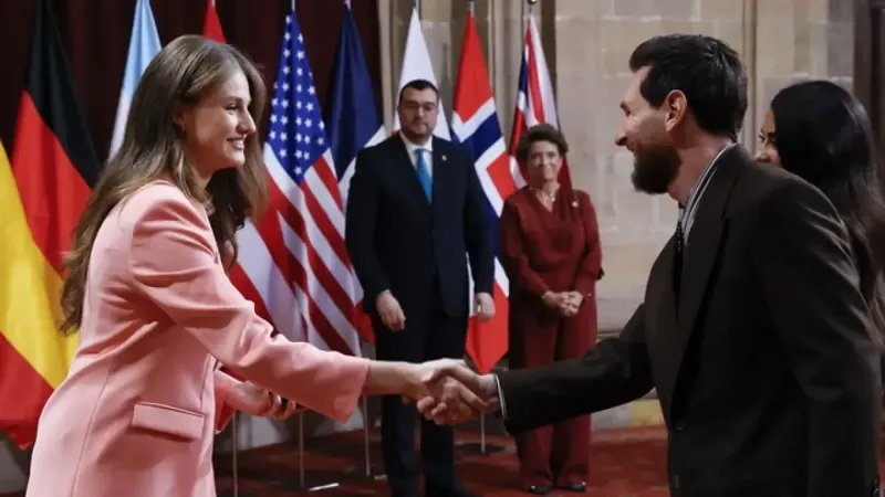 Leo Messi recibe la insignia de los Premios Princesa de Asturias de manos de Leonor