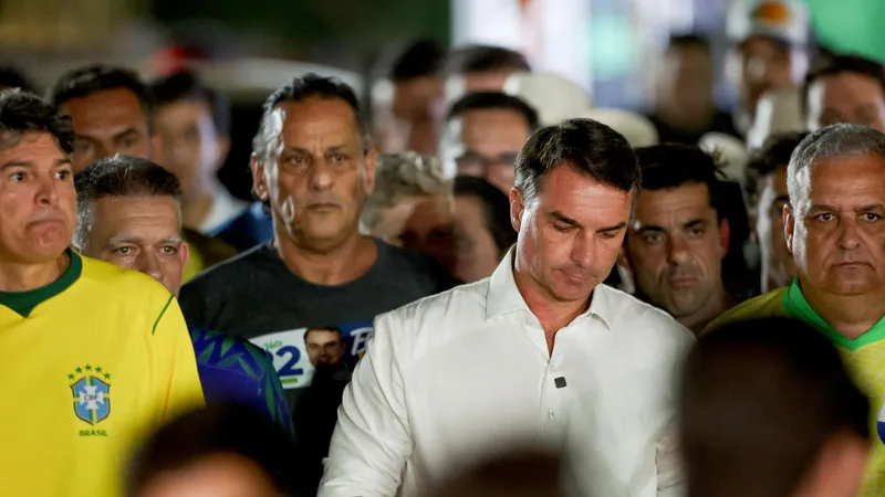 Flavio Bolsonaro habría abandonado Brasil, reportan medios