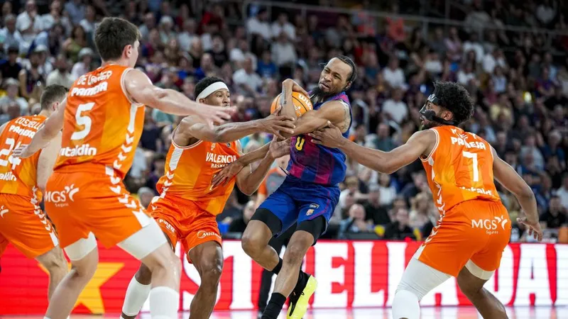 77-102: El Barça se estrella ante el Valencia y ve el futuro más negro
