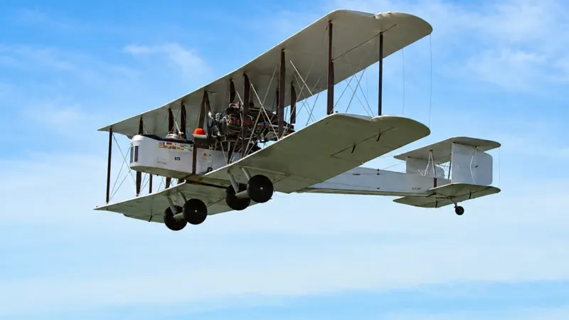 Antes de los grandes aviones de pasajeros, el Atlántico se cruzó sin escalas en un biplano de madera y tela