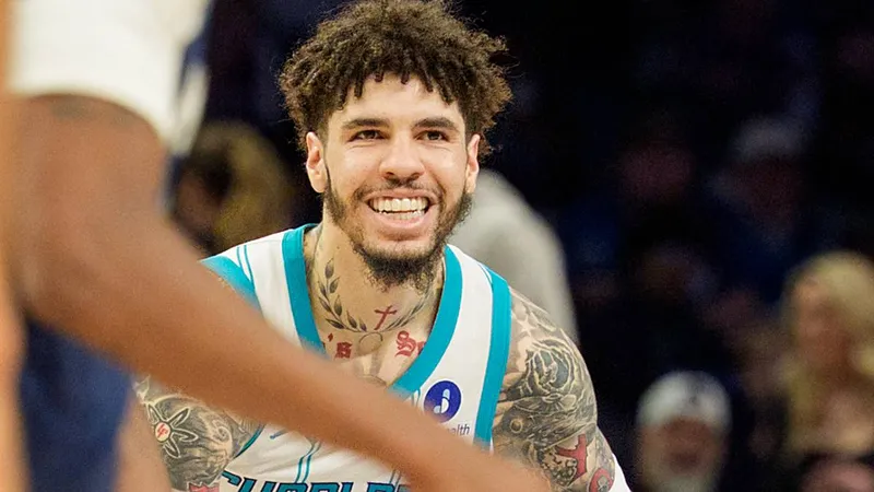 Chris Finch ve «ventajas estratégicas» en LaMelo Ball